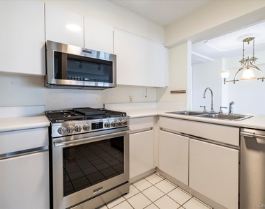 170 W Broadway - Photo Thumbnail 9