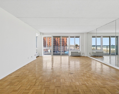 170 W Broadway - Photo Thumbnail 4