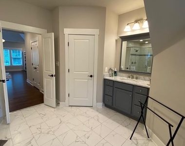 2233 N Underwood Street - Photo Thumbnail 32