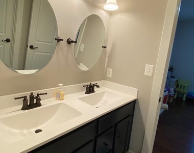 2233 N Underwood Street - Photo Thumbnail 27
