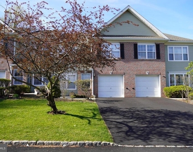 102 Wellington Park Drive Drive - Photo Thumbnail 1