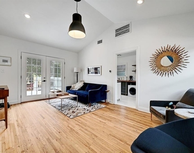 2943 Higgins St - Photo Thumbnail 4