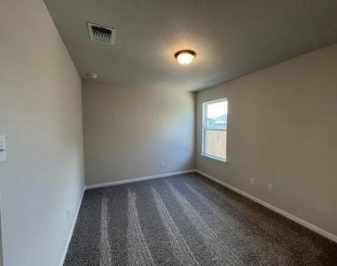 2152 Meridian Loop - Photo Thumbnail 6