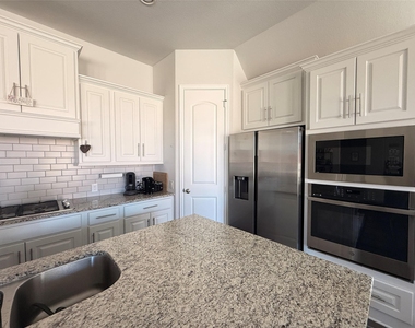 156 Santa Maria St - Photo Thumbnail 7