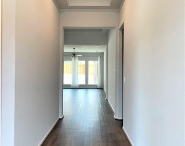 156 Santa Maria St - Photo Thumbnail 4