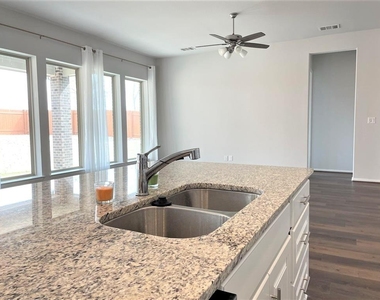 156 Santa Maria St - Photo Thumbnail 9