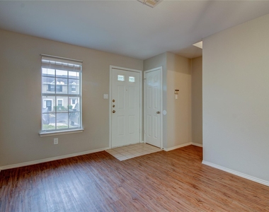 202 S College St - Photo Thumbnail 5