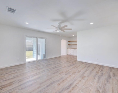 801 Salem Ln - Photo Thumbnail 7