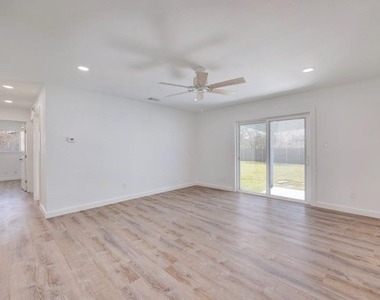 801 Salem Ln - Photo Thumbnail 4