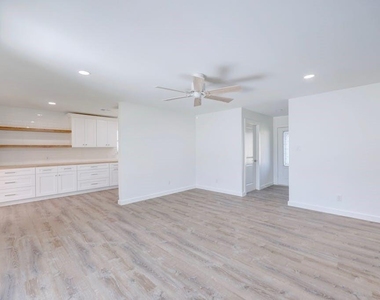 801 Salem Ln - Photo Thumbnail 5