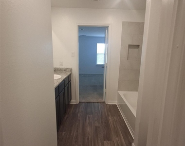 405 Riverdale Dr - Photo Thumbnail 2