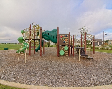 555 White Steppe Way - Photo Thumbnail 31