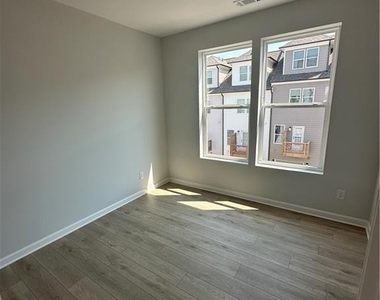 352 Skylar Court - Photo Thumbnail 9