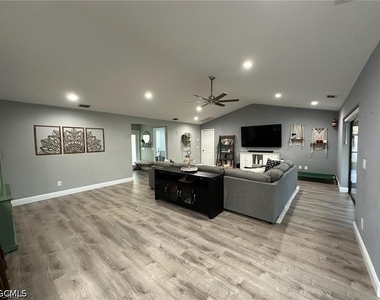 1714 Se 2nd Street - Photo Thumbnail 2