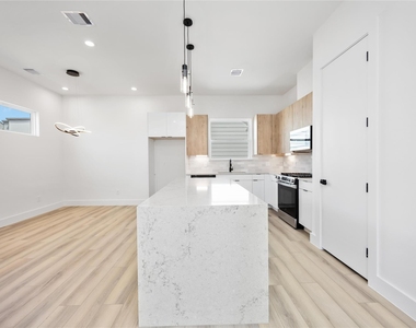 6735 Peerless Street - Photo Thumbnail 2