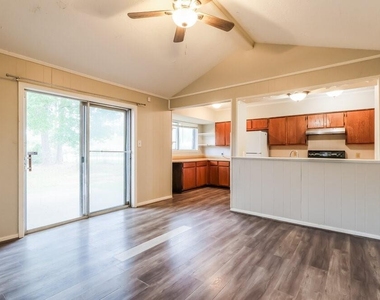 200 Montrose Circle - Photo Thumbnail 5