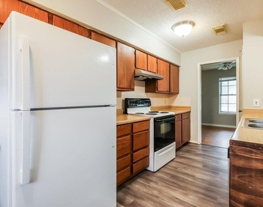 200 Montrose Circle - Photo Thumbnail 7