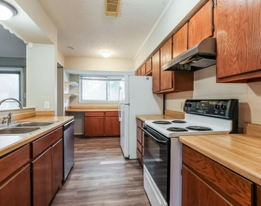 200 Montrose Circle - Photo Thumbnail 6