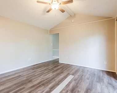 200 Montrose Circle - Photo Thumbnail 3