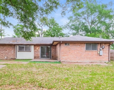 200 Montrose Circle - Photo Thumbnail 14