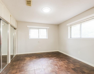 200 Montrose Circle - Photo Thumbnail 9