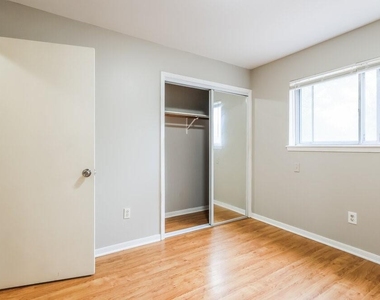 200 Montrose Circle - Photo Thumbnail 12