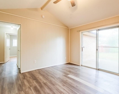 200 Montrose Circle - Photo Thumbnail 4