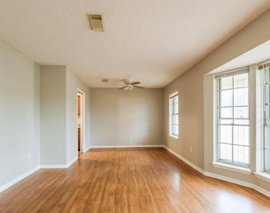 200 Montrose Circle - Photo Thumbnail 1