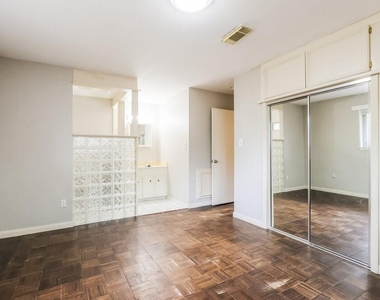 200 Montrose Circle - Photo Thumbnail 8