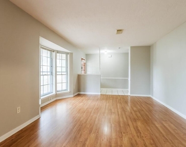 200 Montrose Circle - Photo Thumbnail 2