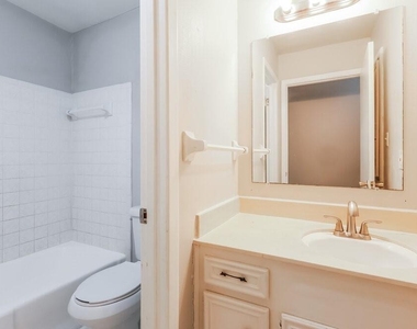 200 Montrose Circle - Photo Thumbnail 13