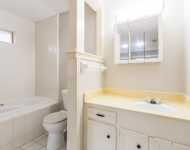 200 Montrose Circle - Photo Thumbnail 10