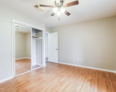 200 Montrose Circle - Photo Thumbnail 11