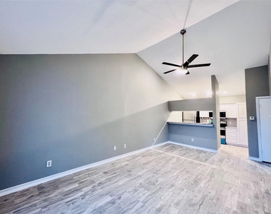 2121 El Paseo Street - Photo Thumbnail 12