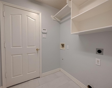3827 Garden Way - Photo Thumbnail 9