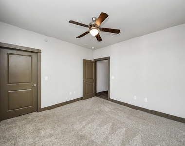 5454 Washington St Avenue - Photo Thumbnail 7