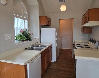 2300 Old Spanish Trail Drive - Photo Thumbnail 6