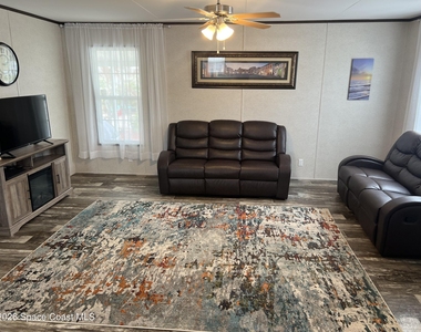 194 Holiday Park Boulevard Ne - Photo Thumbnail 2