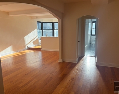 East 56 Street - Photo Thumbnail 4