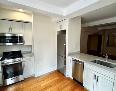 East 56 Street - Photo Thumbnail 2