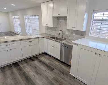 2101 Fountain View Drive - Photo Thumbnail 7