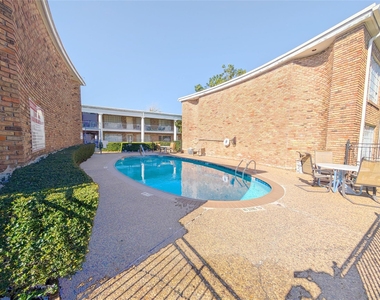 2101 Fountain View Drive - Photo Thumbnail 4
