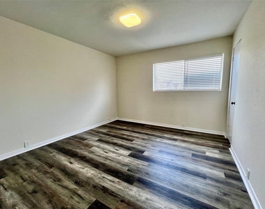 2101 Fountain View Drive - Photo Thumbnail 15