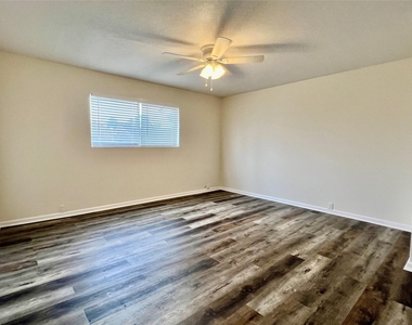 2101 Fountain View Drive - Photo Thumbnail 17
