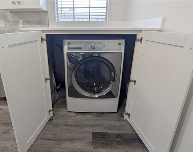 2101 Fountain View Drive - Photo Thumbnail 2
