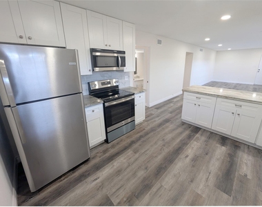 2101 Fountain View Drive - Photo Thumbnail 3