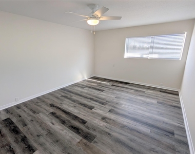 2101 Fountain View Drive - Photo Thumbnail 12