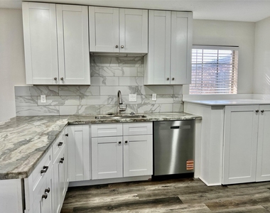 2101 Fountain View Drive - Photo Thumbnail 5
