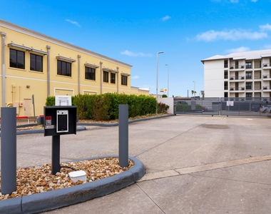 199 Waterpoint Court - Photo Thumbnail 7
