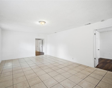 10019 N Jasmine Avenue - Photo Thumbnail 4